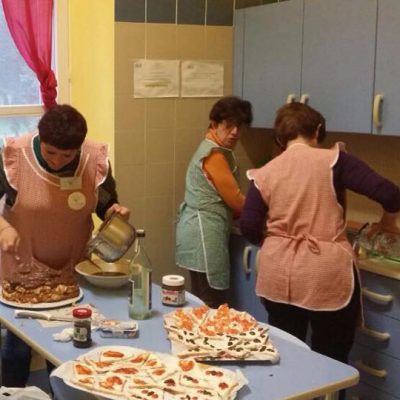 Un momento culinario con i volontari dell'Hospice di Siracusa